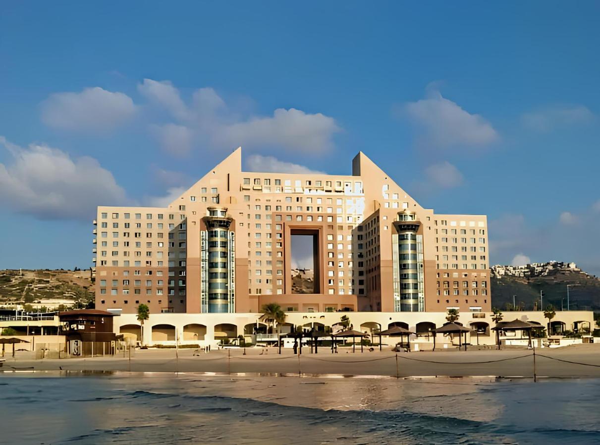 Luxury Penthouses with Jacuzzi for 8 people on the beach by Almog Beach Haifa Apartments - B&B