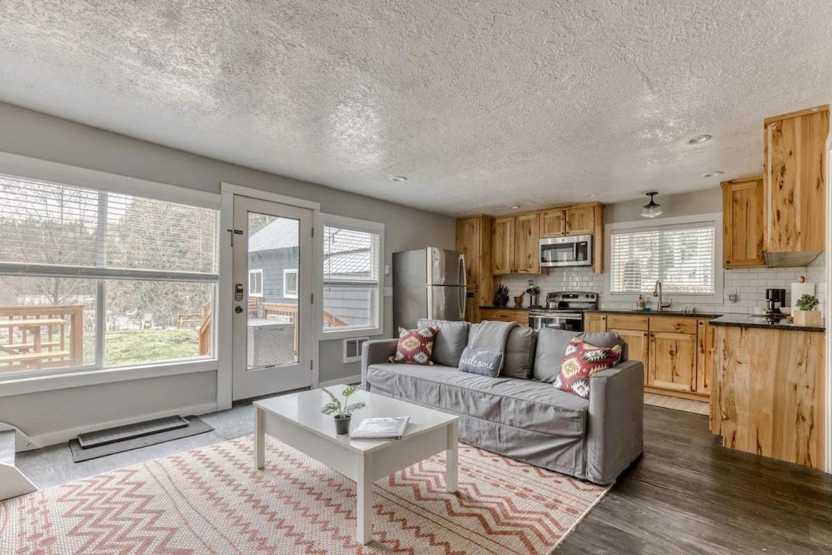 Riverbend Retreat 3 - Riverfront, Hot Tub, BBQ Pet Friendly - Chambres d’hôtes Rhododendron