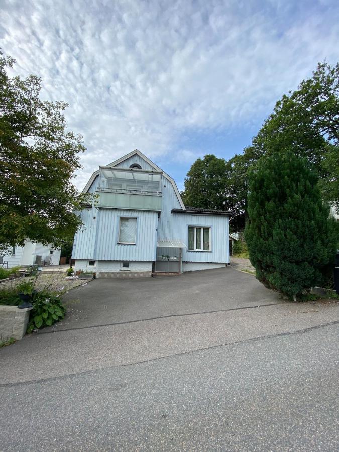 Spacious and charming villa close Gothenburg - B&B