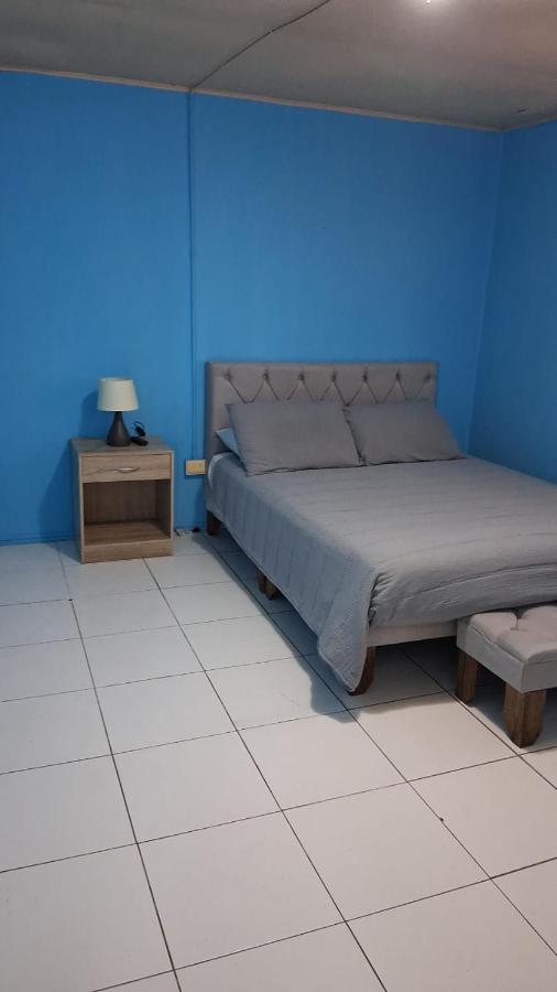 Habitación con cama grande