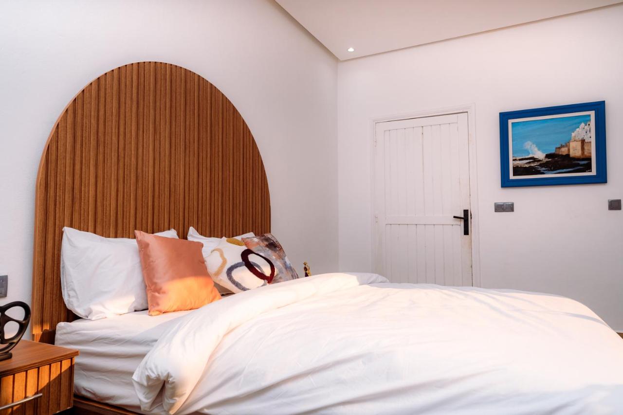 Zimmer mit Queensize-Bett und Poolblick