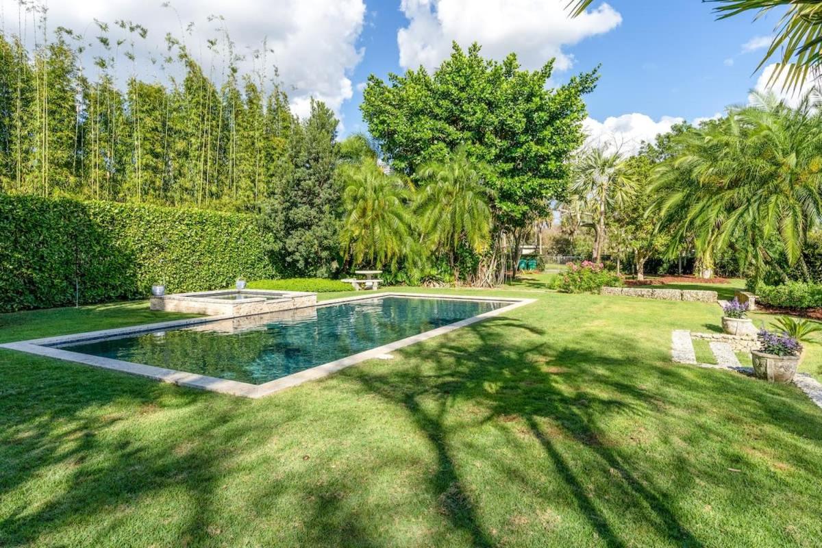The Garden House Hot Tub Pool and Lush Garden Oasis - B&B