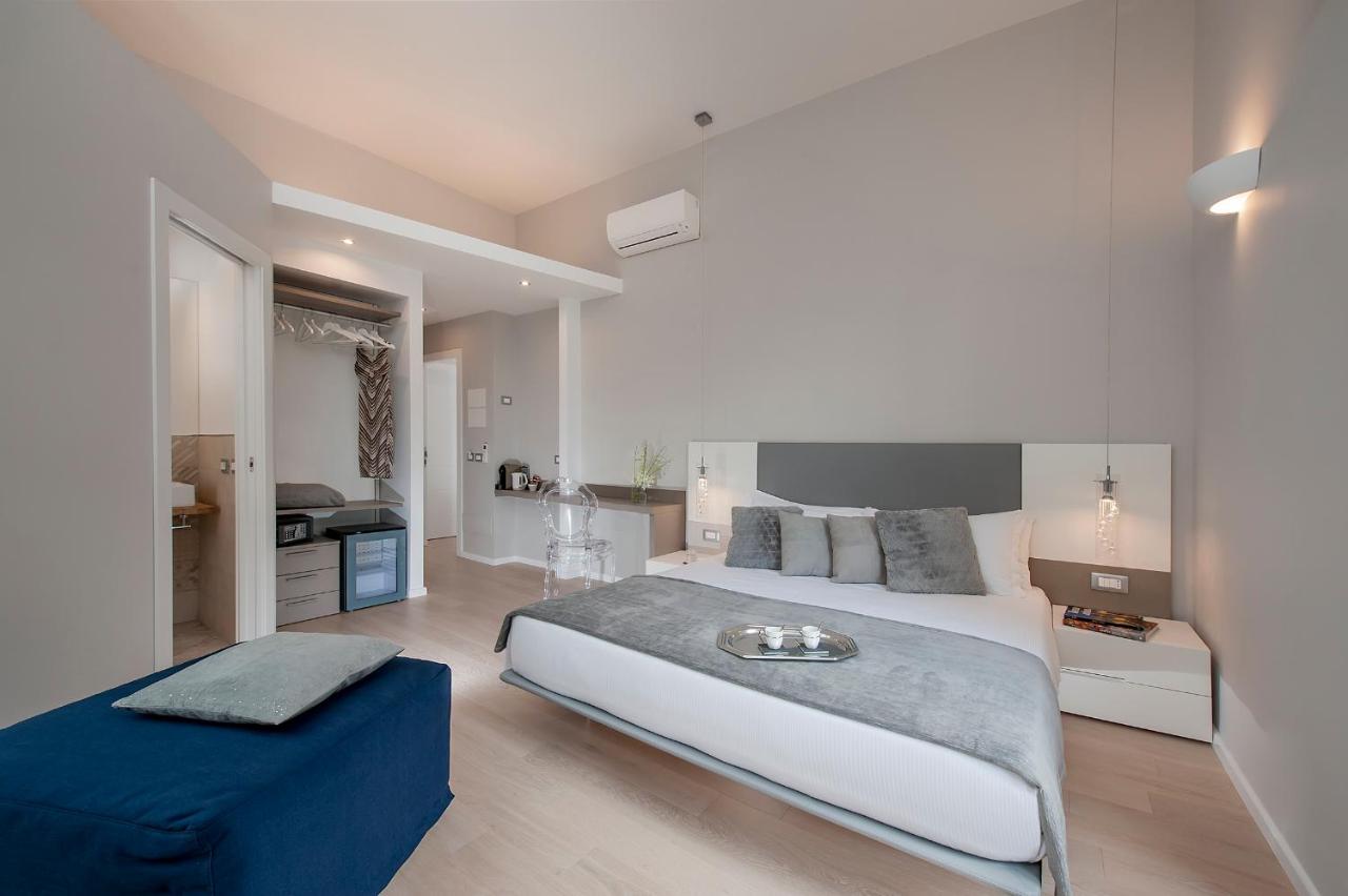 Dreibettzimmer mit Blick auf das Kolosseum
