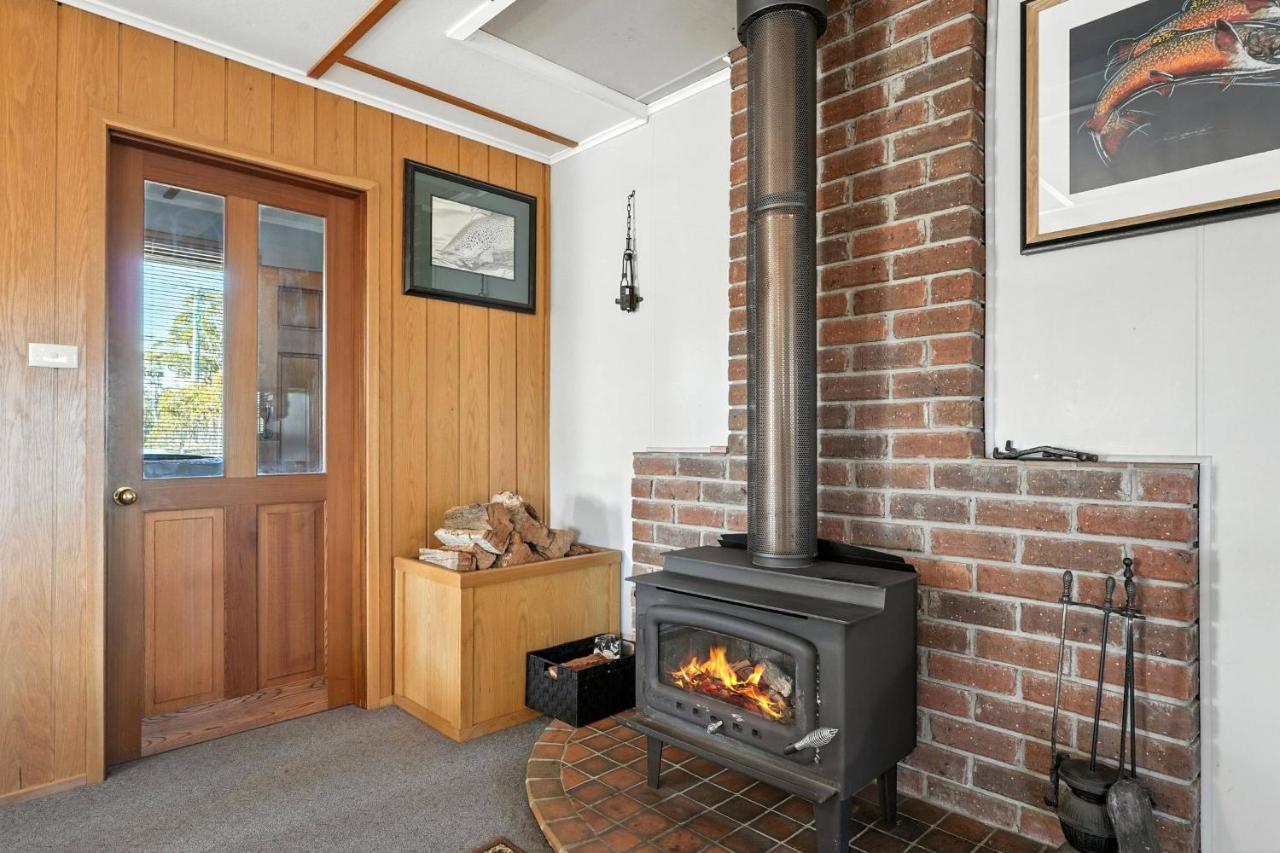 Bull Tavern Cabin Cozy Lakeside Escape in Miena Tasmania - Chambres d'hôtes Miena