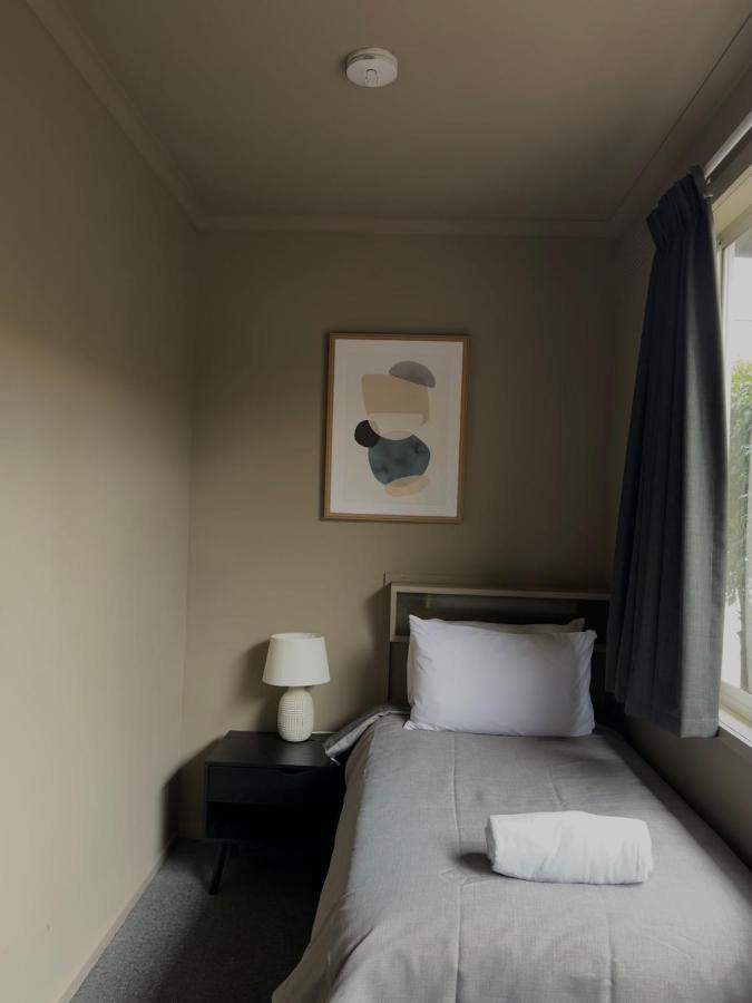 Twin room, 1 queen & 1 single bed