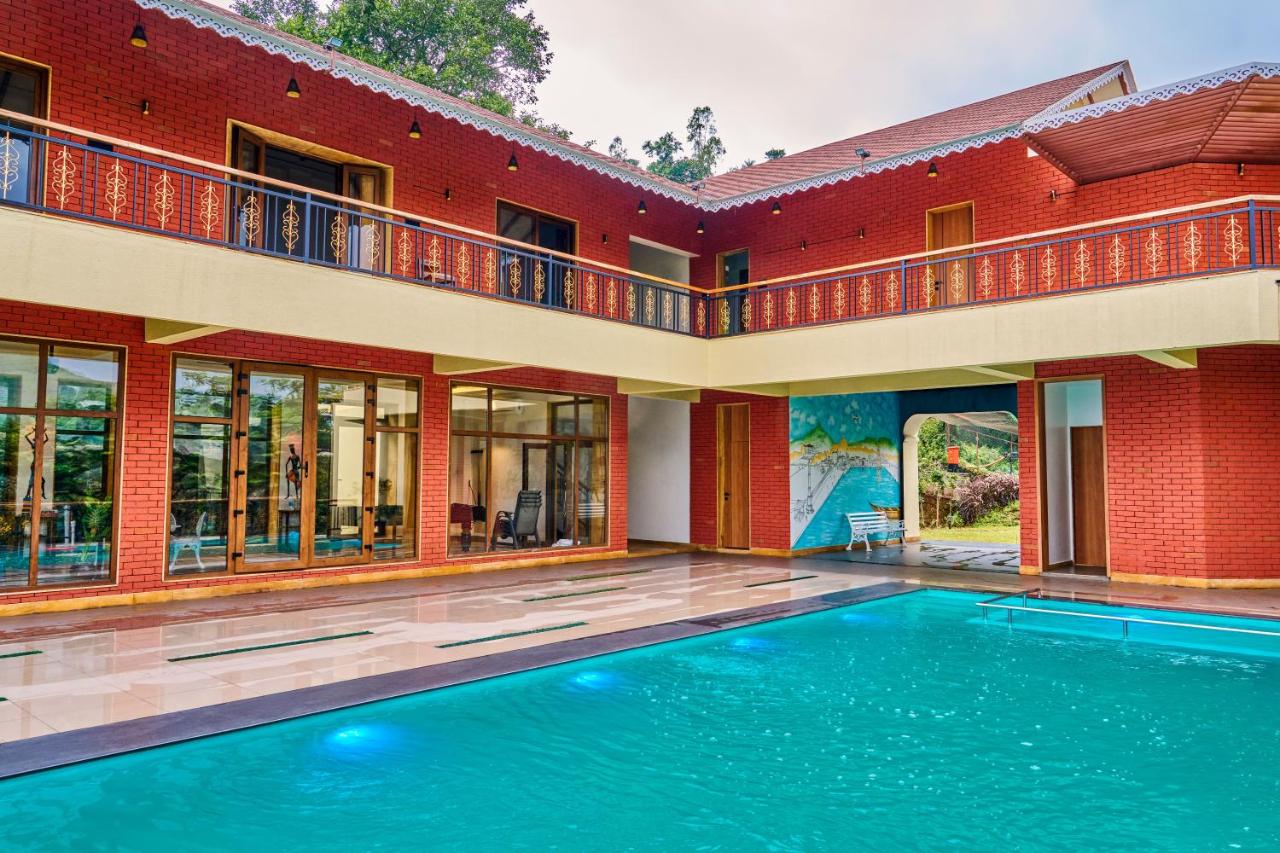 SaffronStays Aamelia by the Hills - 5BR pet-friendly villa with games room, waterfall & Anjaneri mountain views - Chambres d'hôtes Trimbak