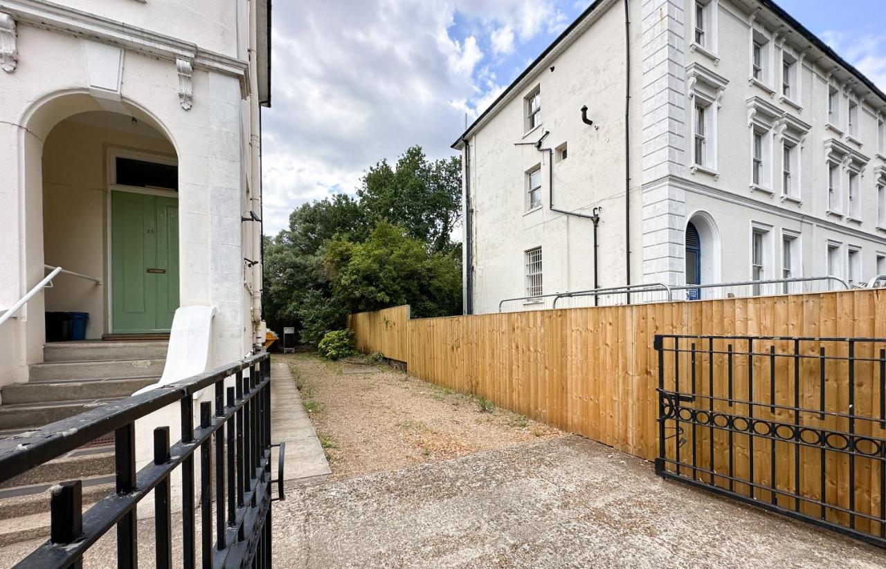 Cosy Stay Near the River Thames in Hampton Wick - B&B Kingston upon Thames