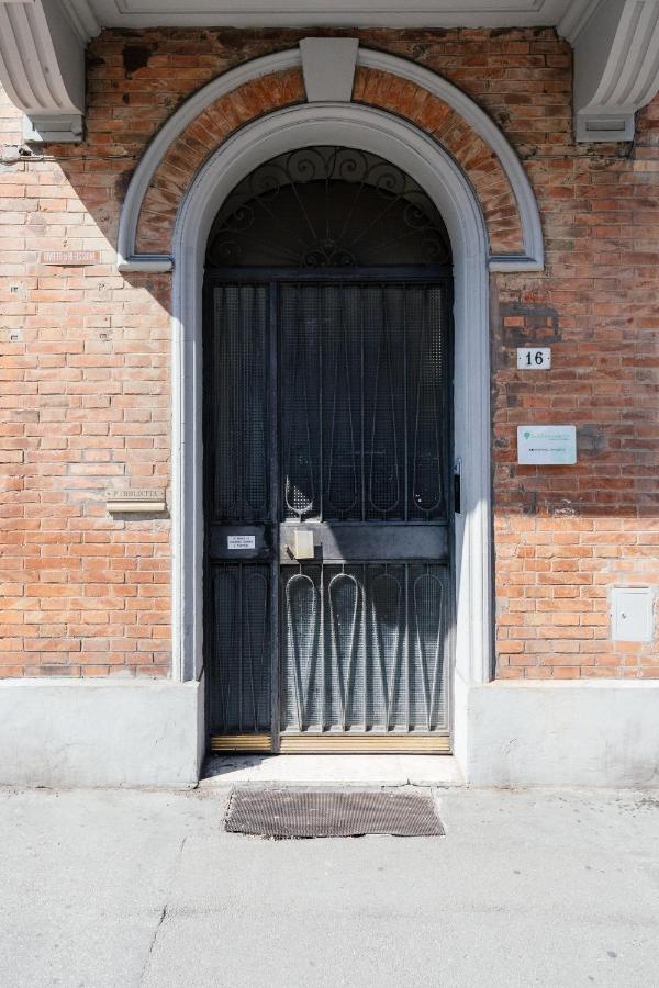 Happy Home Spazioso Trilocale Bologna a Due Passi Dal Centro - B&B Bologna