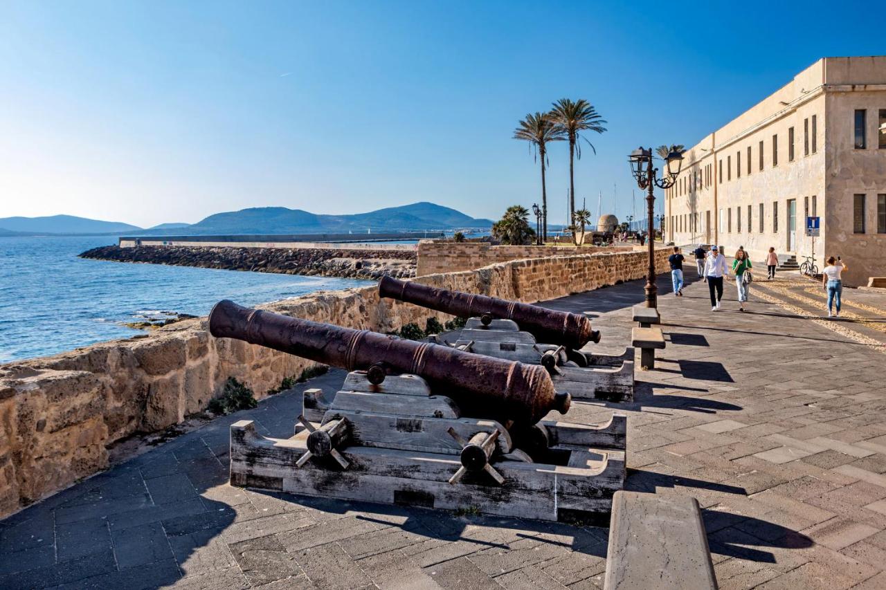Centro Storico, esclusivo, 4' piano senza ascensore, due camere e divano letto , 4 bici - B&B Alghero