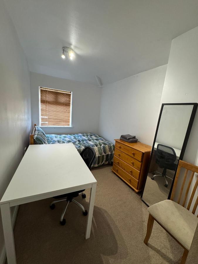 Nice short stay room in Coventry city center - B&B Parkside