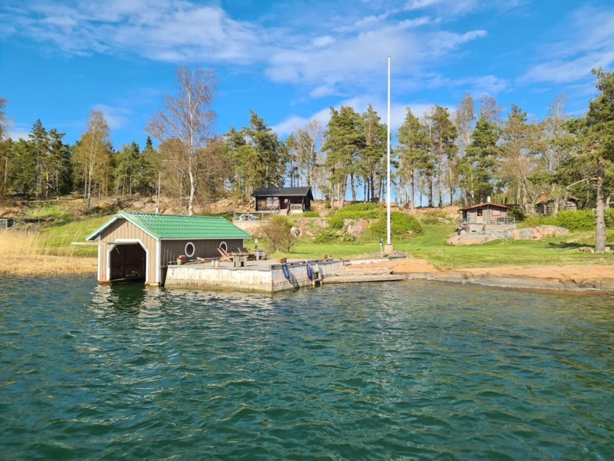 Villa Västanro Skärgårdsstuga på egen ö med båtskjuts - B&B
