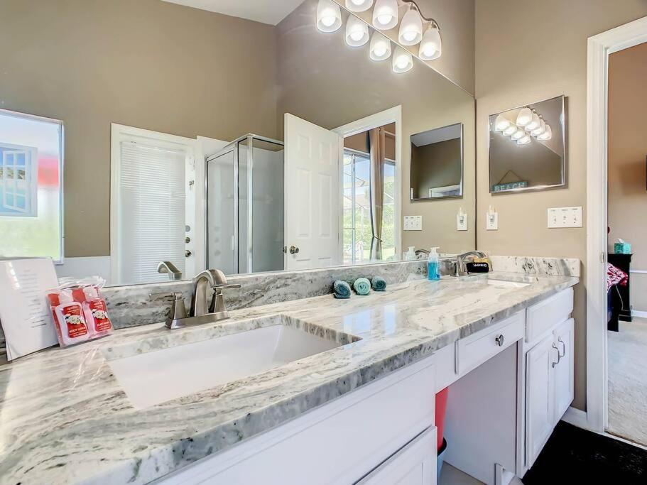 Family Retreat W Pool, Spa & Game Room - B&B