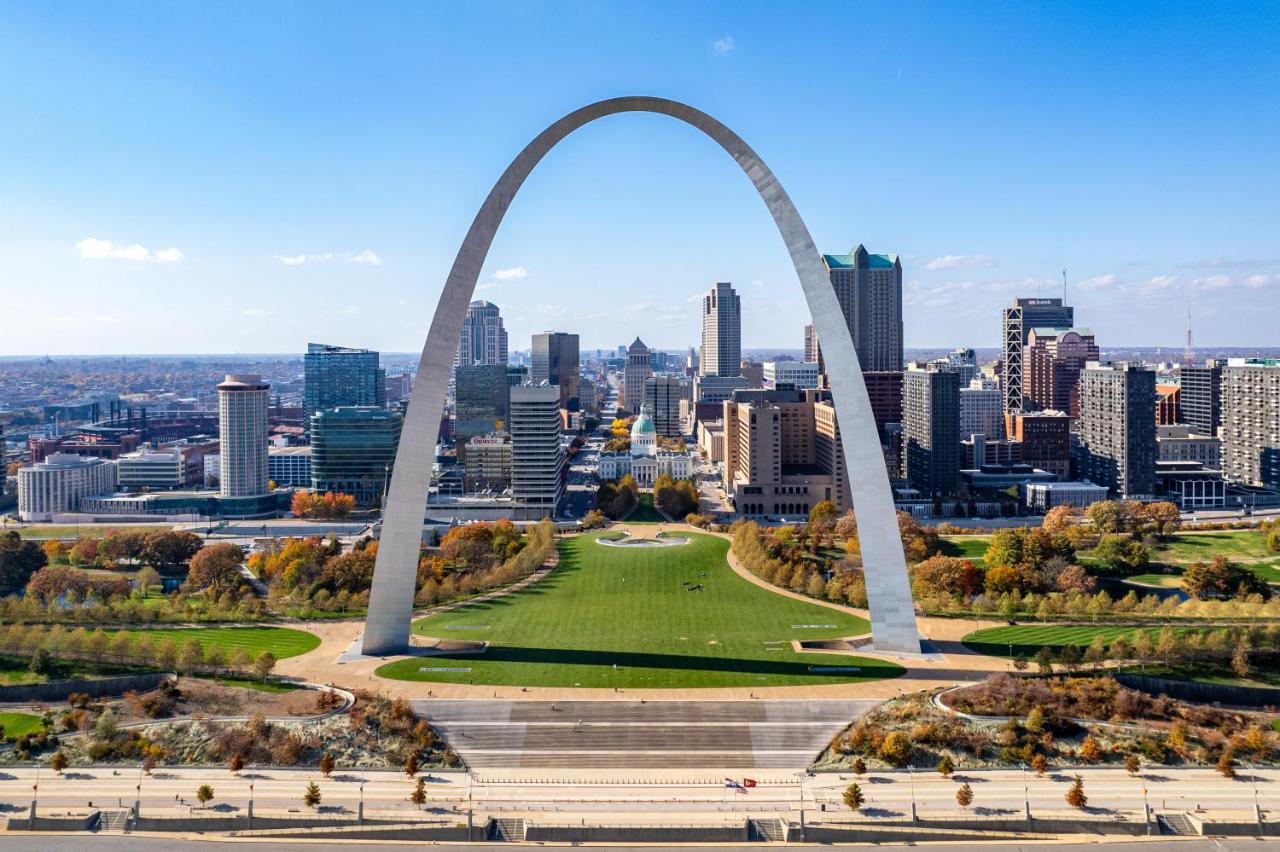 Modern Riverfront Loft - Walk to Gateway Arch & Convention Center - B&B