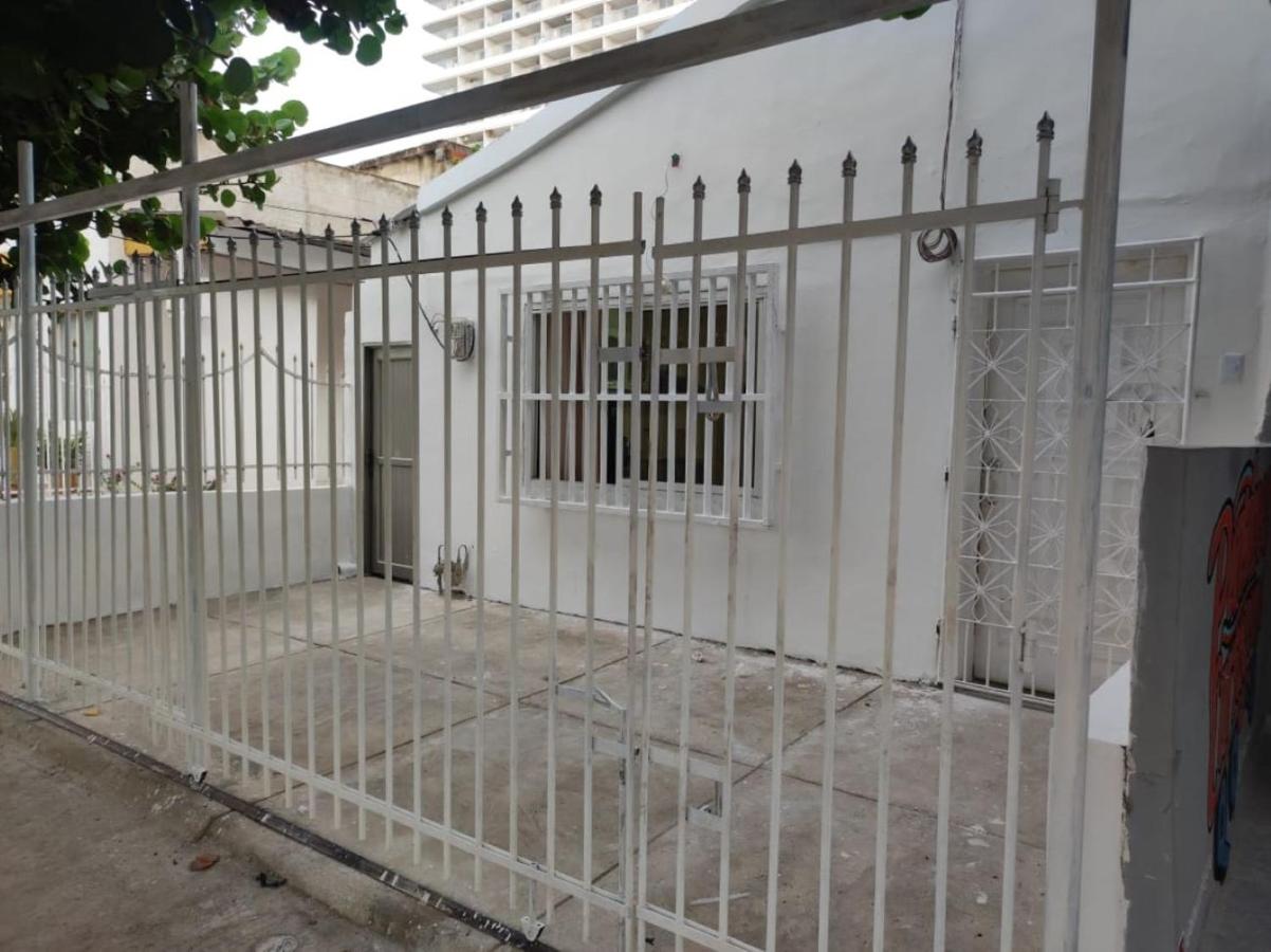 Amplia habitación independiente a 2 cuadras de la playa y el aeropuerto - Chambres d'hôtes Carthagène