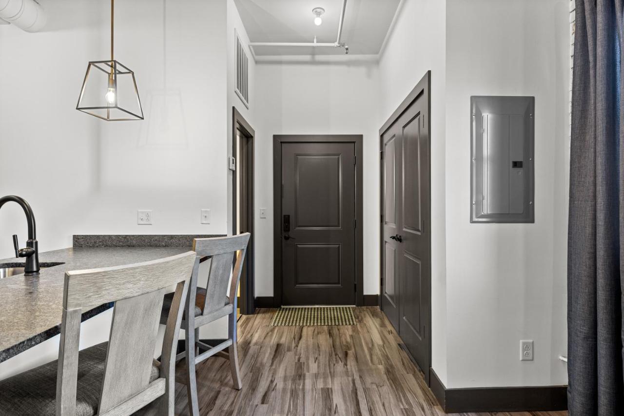 Riverfront Studio - Walk to Arch, Casino and Conventions in Minutes - B&B