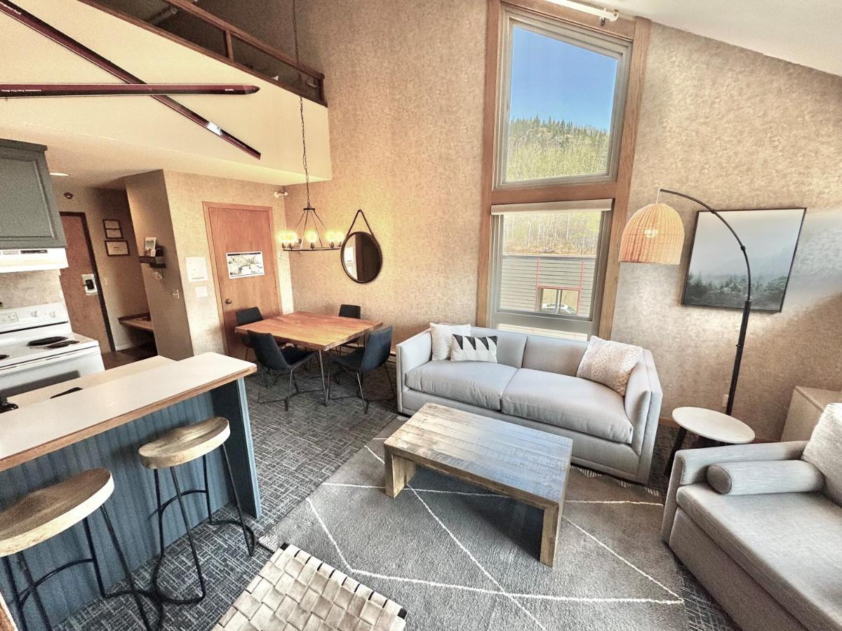 Ski in Ski out Top Floor Condo with Pools, Hot tub and more - B&B