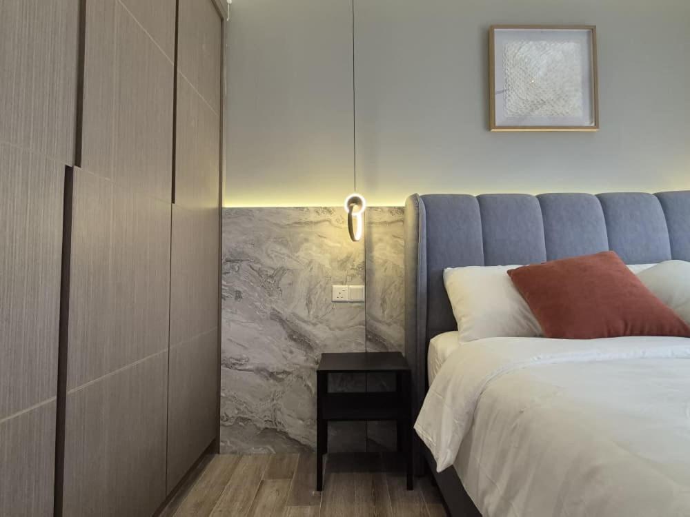 Deluxe Queen Suite