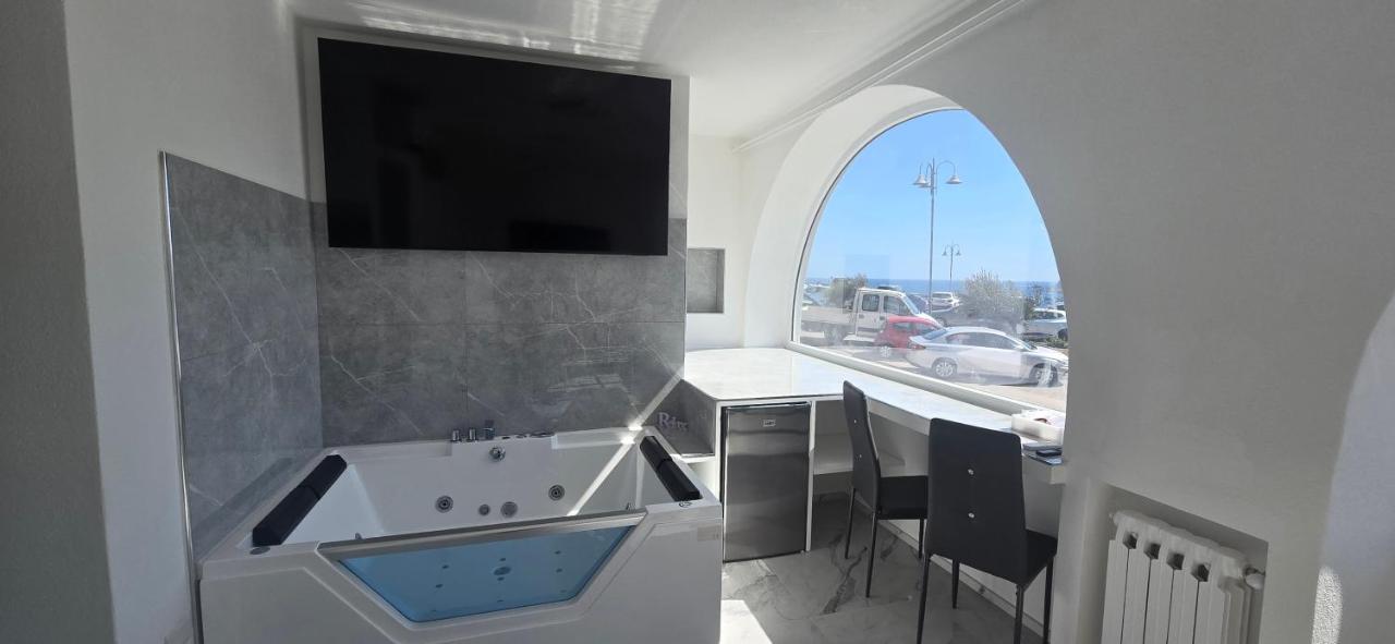 Zimmer mit Queensize-Bett und Whirlpool-Badewanne