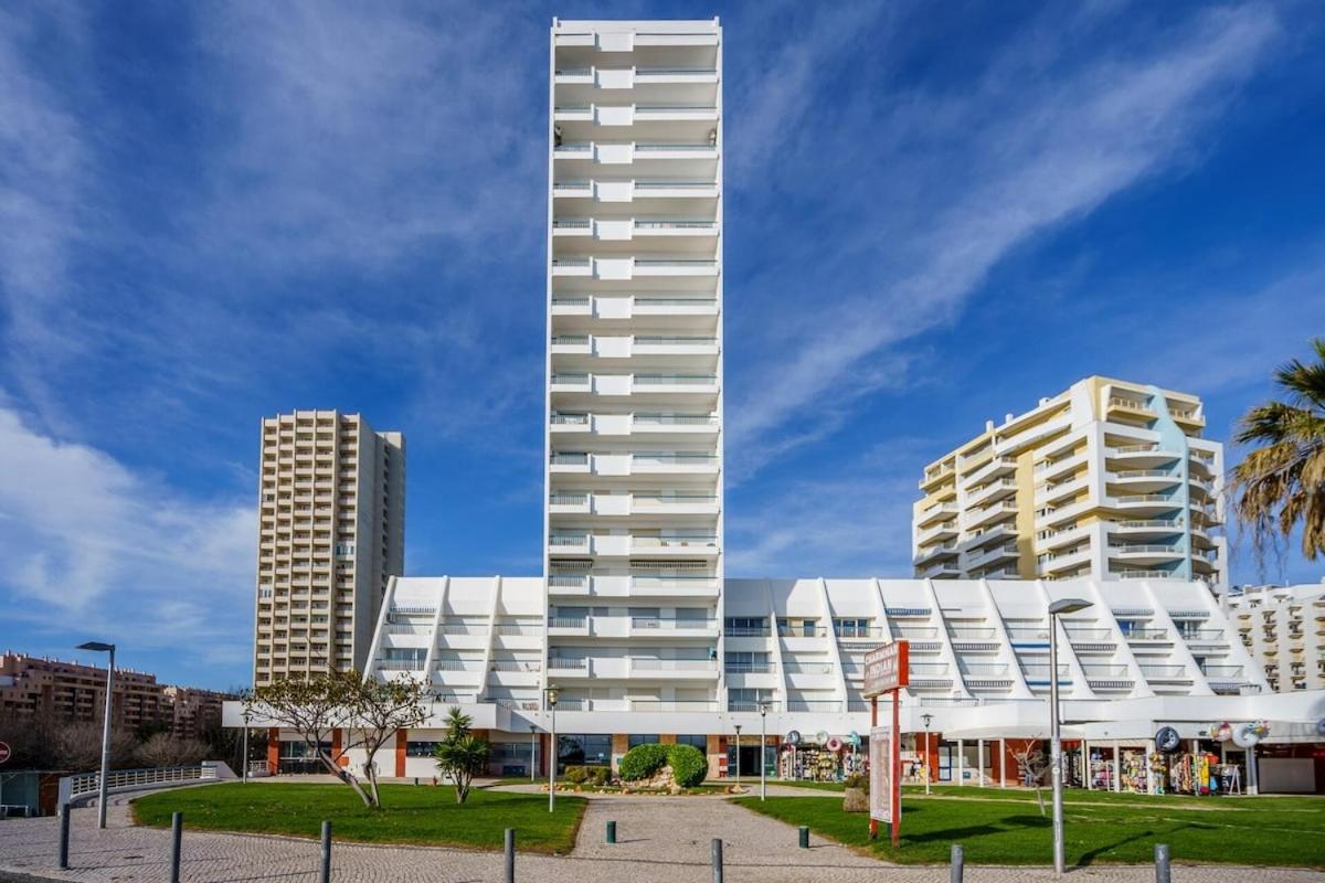 Charming Flat with Balcony - Portimão by HostWise - B&B Portimão