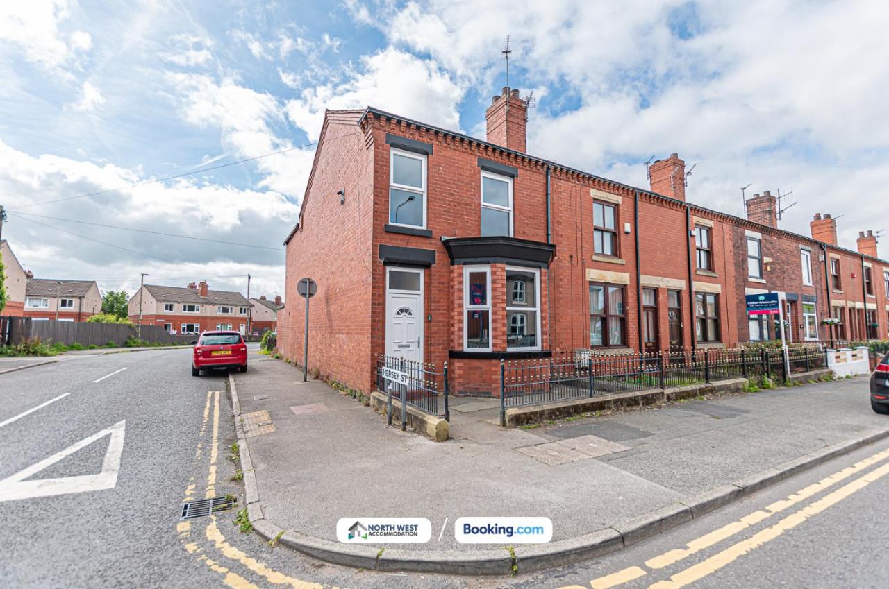 Spacious 4-Bedroom House in Wigan with Free WiFi & Parking - Long Stays Welcome - B&B Leigh