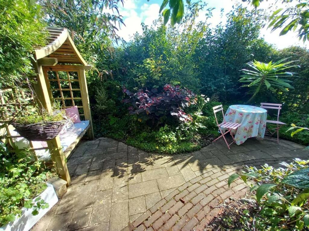 Open plan country cottage with wood burner near beaches - Chambres d’hôtes Pool