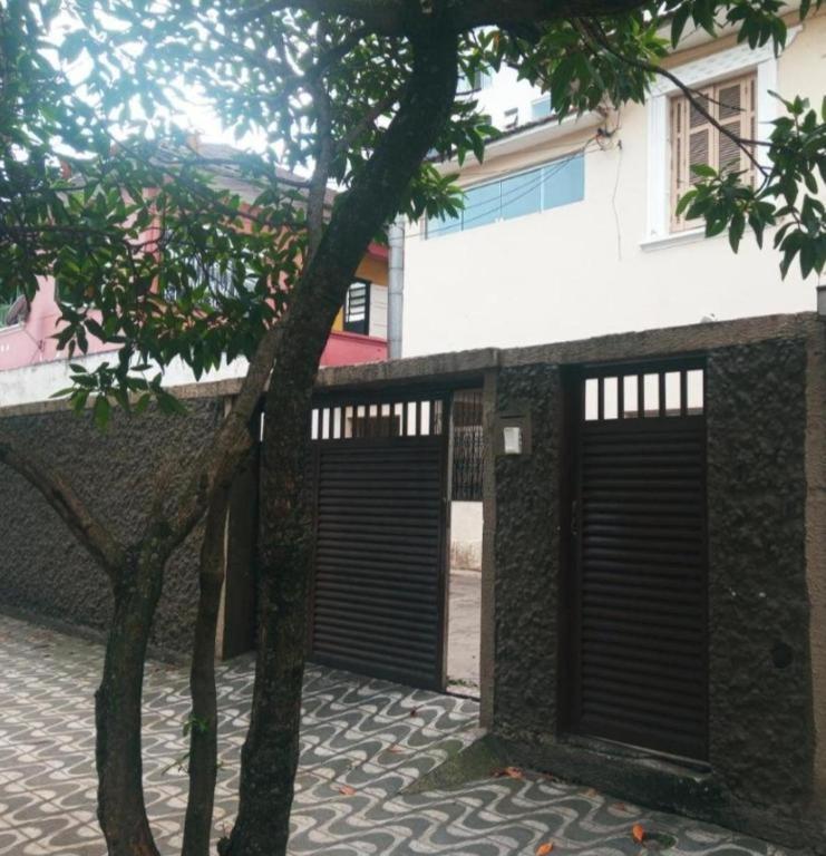 Casa de 2 Qtos - 3 Vagas Gar - Esp Térreo c Home Office - Coz Wc Comp - WiFi 300 Megas - Per Promo - Ac Cartão - 200 mts Praia - Bed and Breakfast Santos