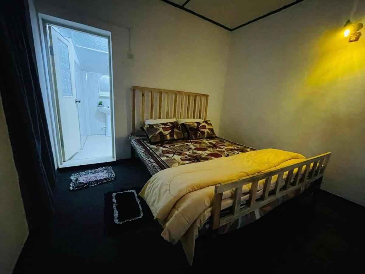 Habitación con cama extragrande.