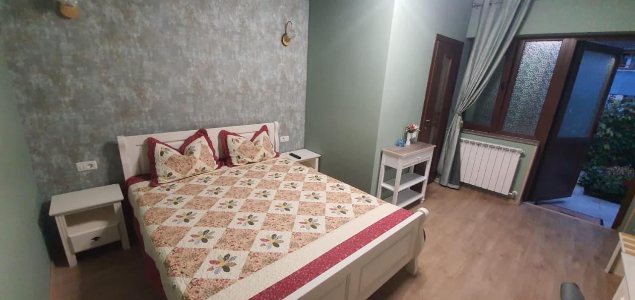 Camera Matrimoniale con Vista Giardino