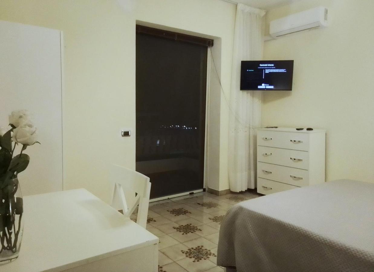 Habitación con cama extragrande y balcón