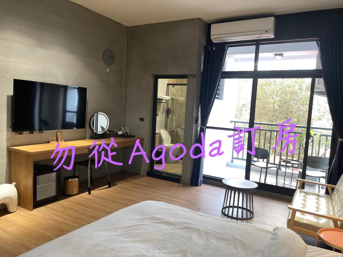 Habitación con cama grande y balcón