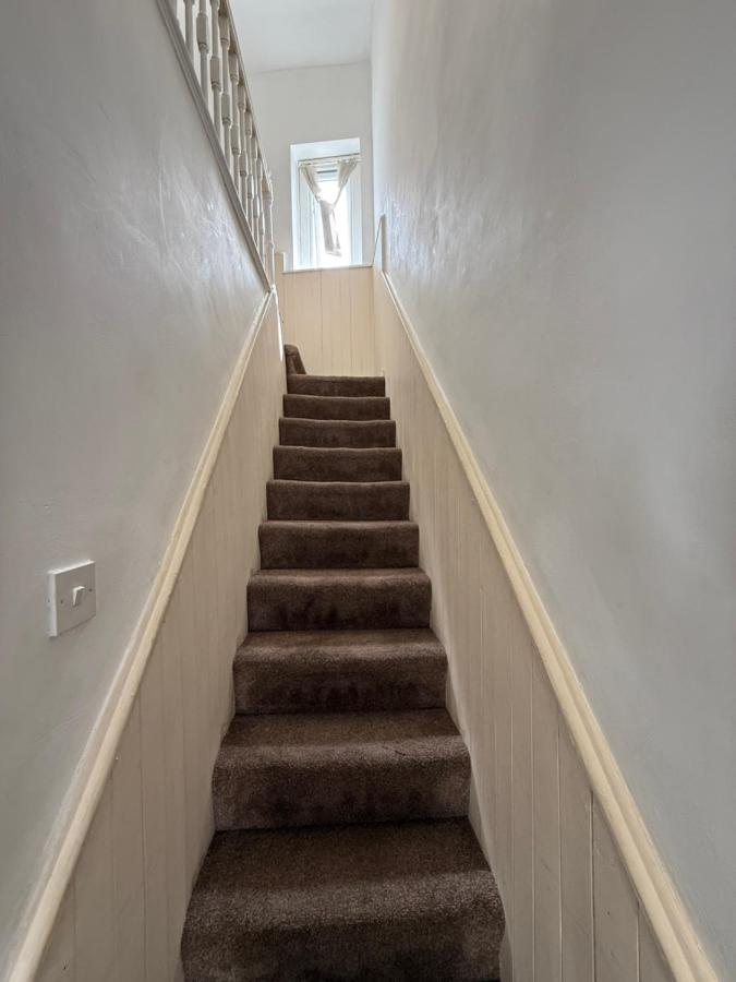 Central 3BR Home - Huddersfield Serviced Accomodation - Walk to Station & Town - Business Travellers - Families - Students - Bed and Breakfast Huddersfield