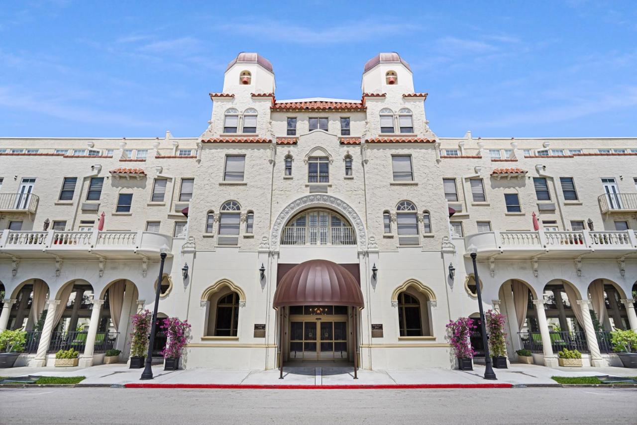 Poolside Oasis with Beach Access - B&B Palm Beach