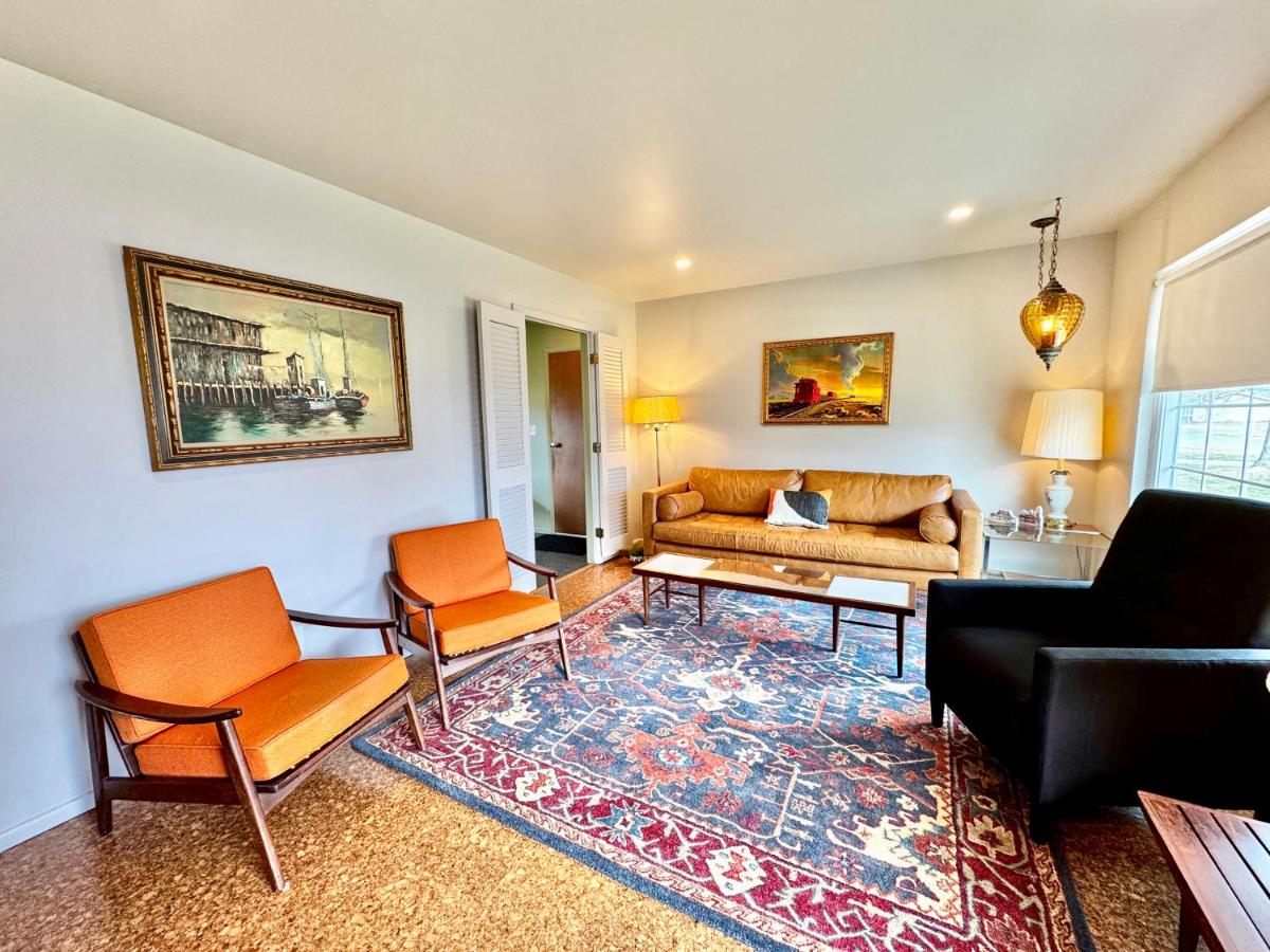Retro Refuge On Woodstock Dr - Bed and Breakfast Van Wert
