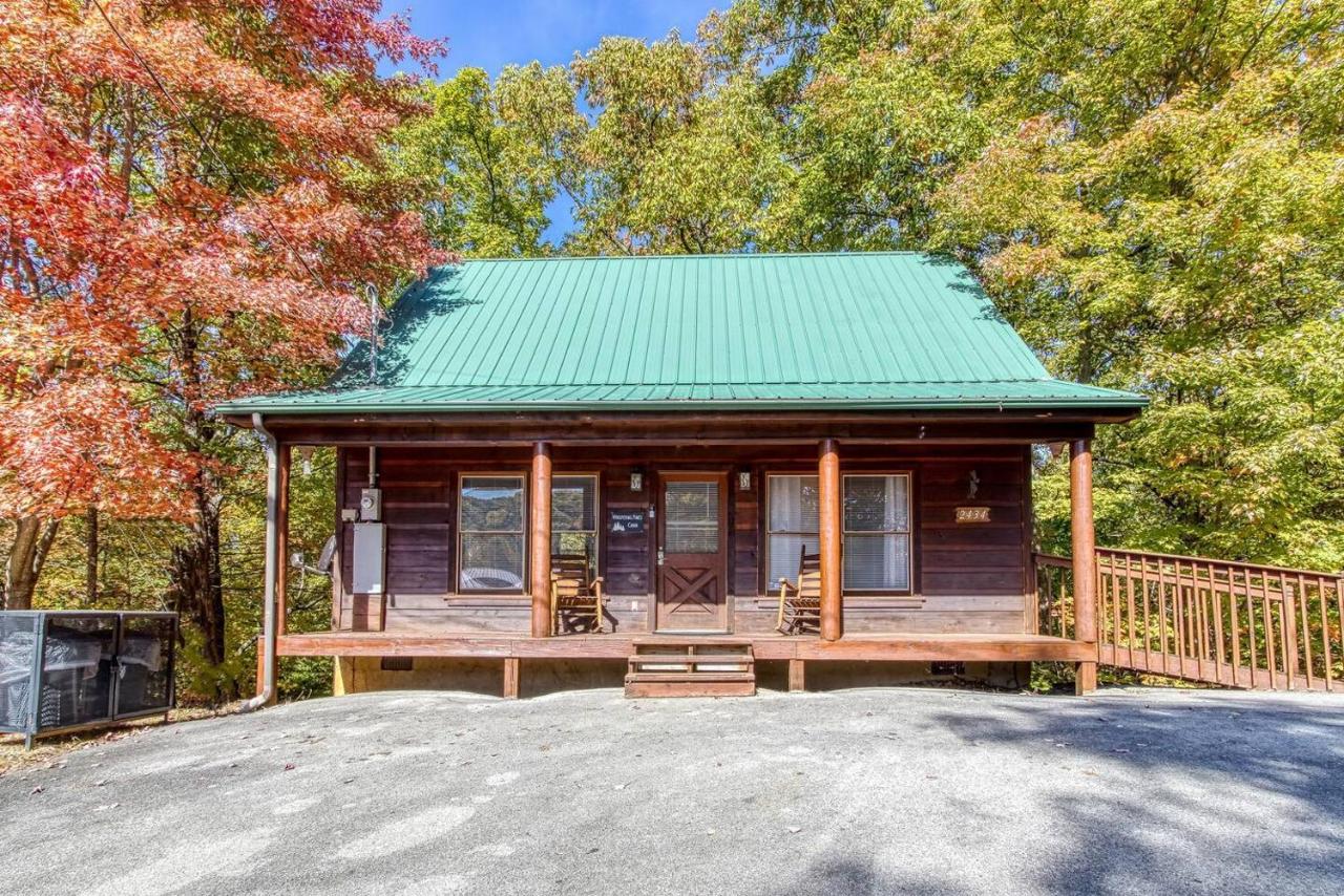 Dog Friendly, Quiet Chalet, Hot Tub, Fireplace - Bed and Breakfast Sevierville