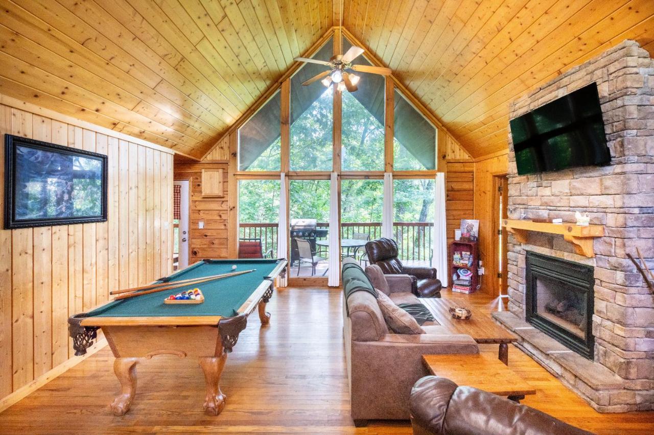 Renovated Lux Cabin - Hot Tub Pool - B&B Sevierville