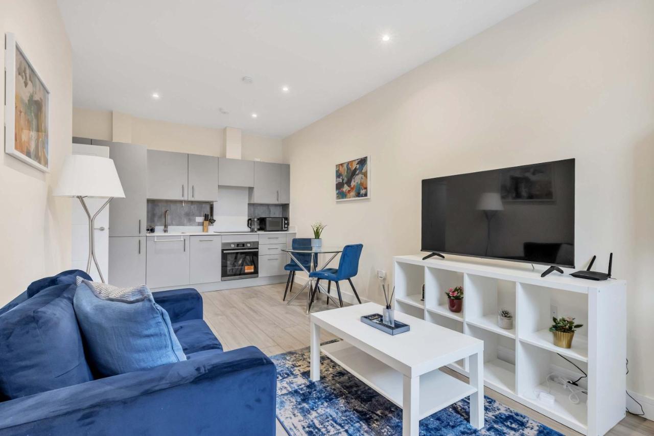 City Service Lets - New London Village 2-bed Excellent transport links to London with parking - B&B Cheam
