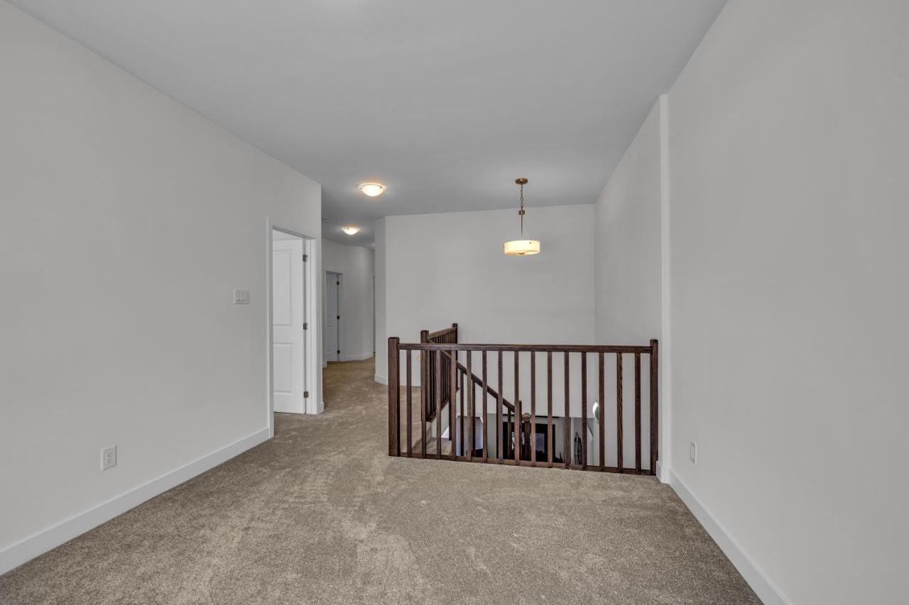 Executive 4BDRM Home with Loft and Bsmnt - B&B Ottawa