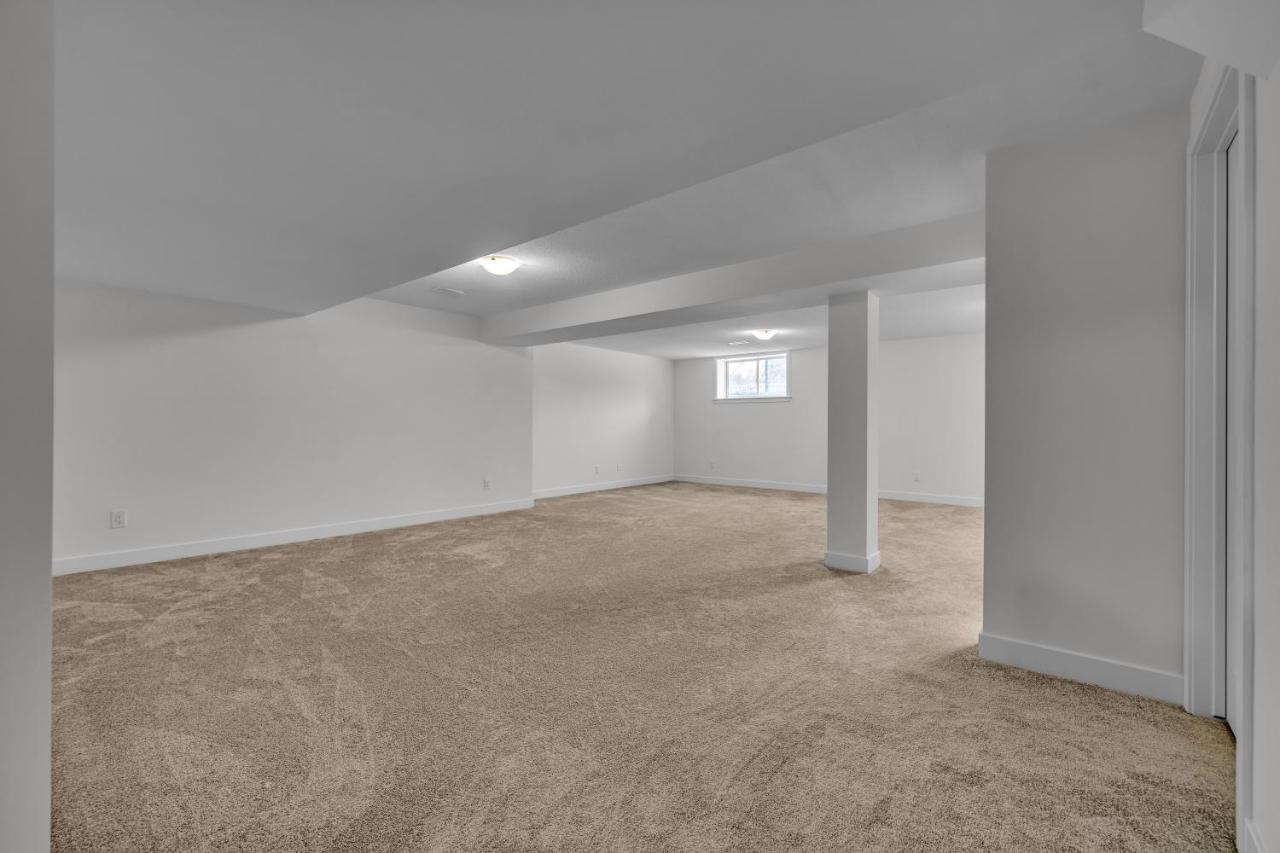 Modern 4BR Executive Home Near Airport and Downtown - Bed and Breakfast Ottawa