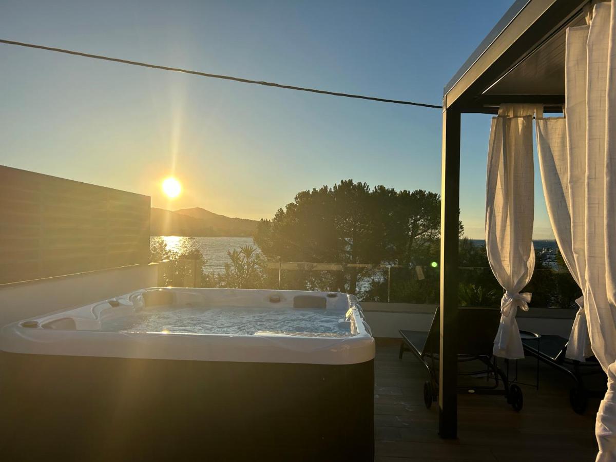 Beachfront house Miamore - 10 m from the sea - B&B Mrljane