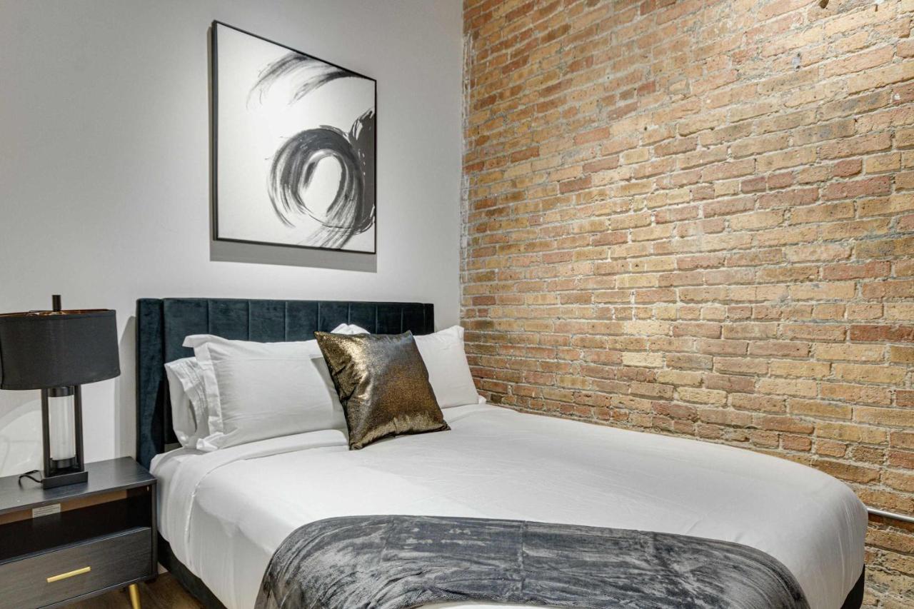 River North Rooftop With In and Out Parking 5 - B&B Chicago