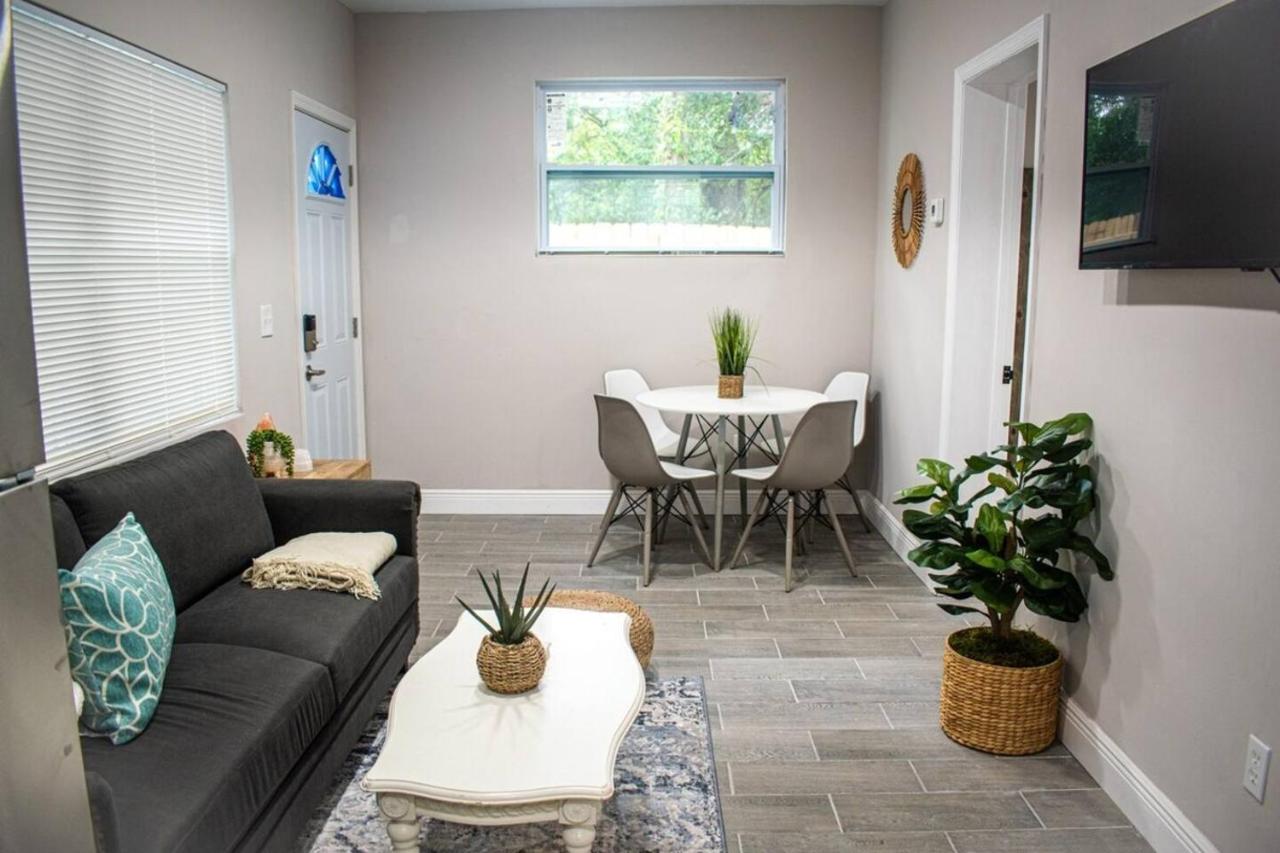 Stylish Ybor Escape near Downtown 2BR - Ferienwohnung Tampa