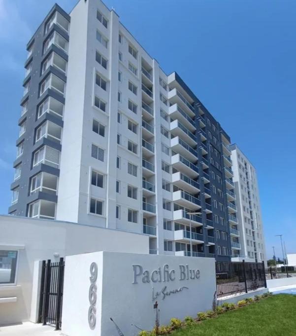 Bello departamento nuevo en La Serena, piso 4 con ascensor, malla anticaida, piscina, estacionamiento, regalo de bienvenida, a pasos del Faro - B&B
