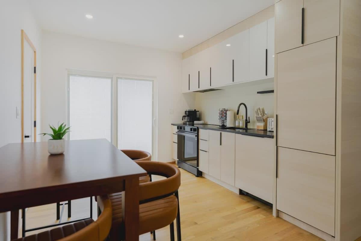 Lux 3BD Minutes Walk to Airport - Ferienwohnung Boston