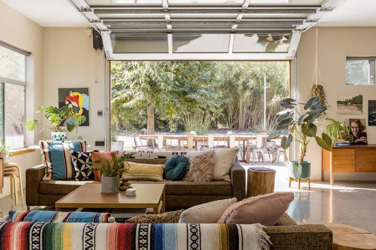Mid Century Modern Family Home On 25 Acres! - B&B