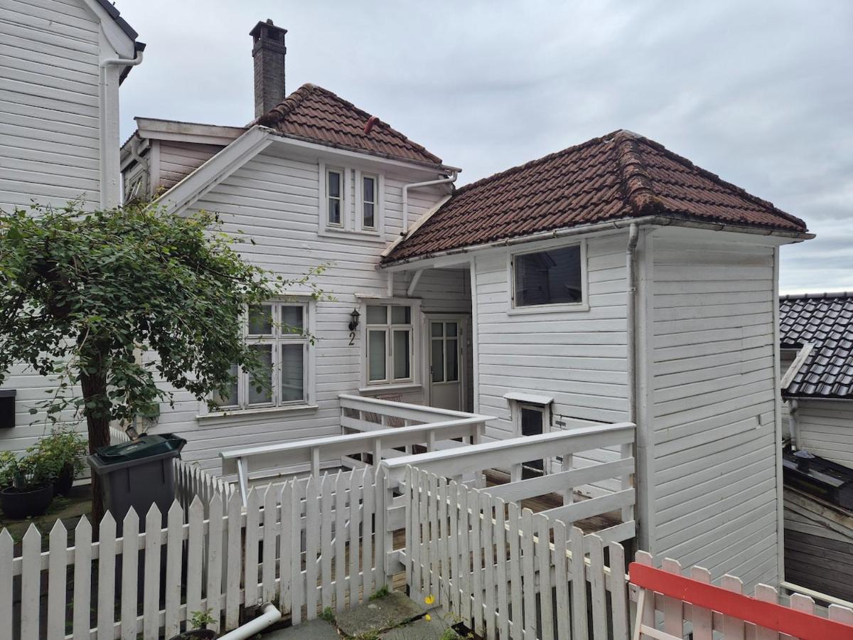 Nydelig hus med privat hage og fantastisk utsikt over Fisketorget, Bryggen og Bergen sentrum - B&B