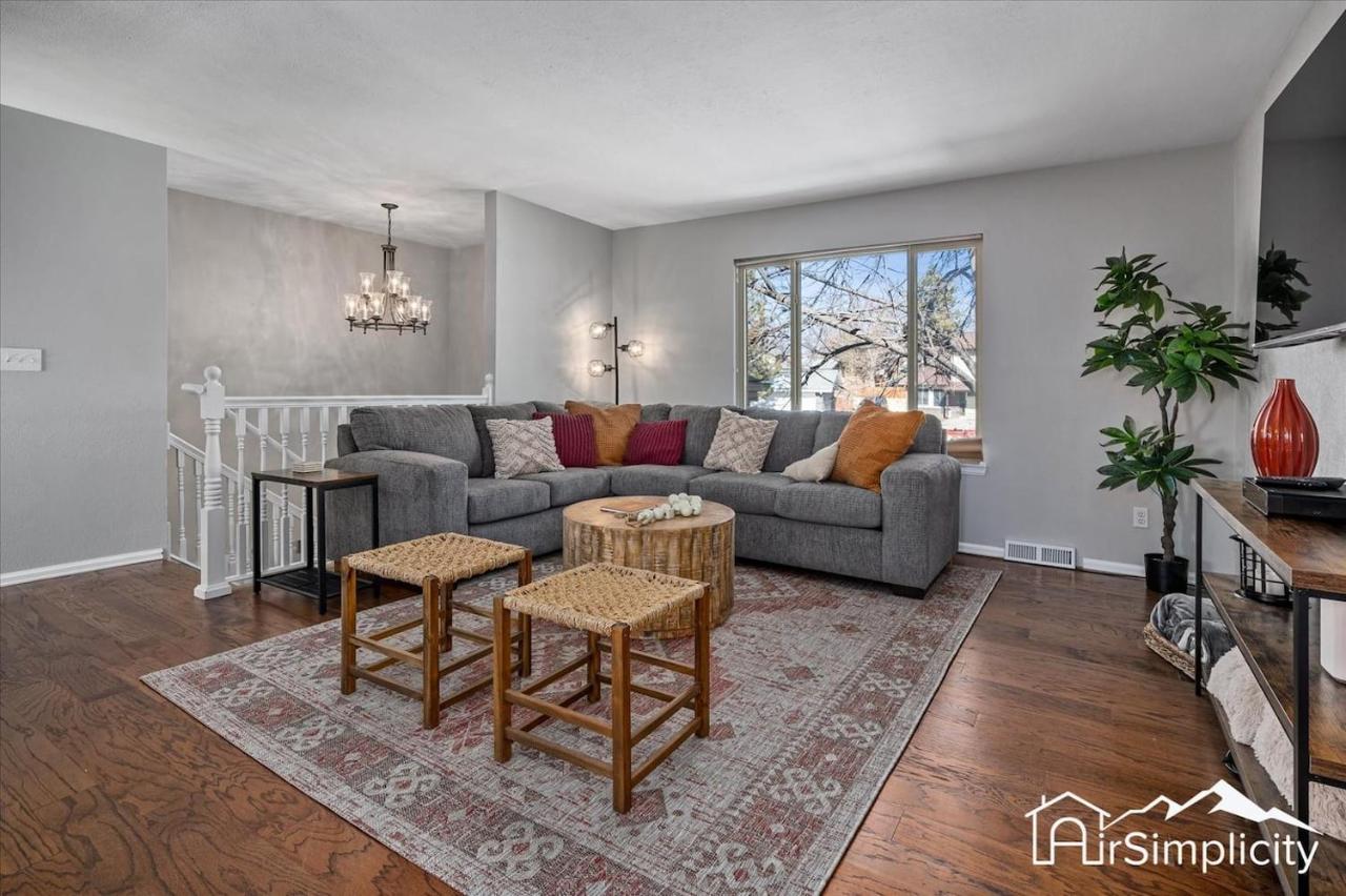 Modern Retreat W Game Room & Firepit - B&B Arvada