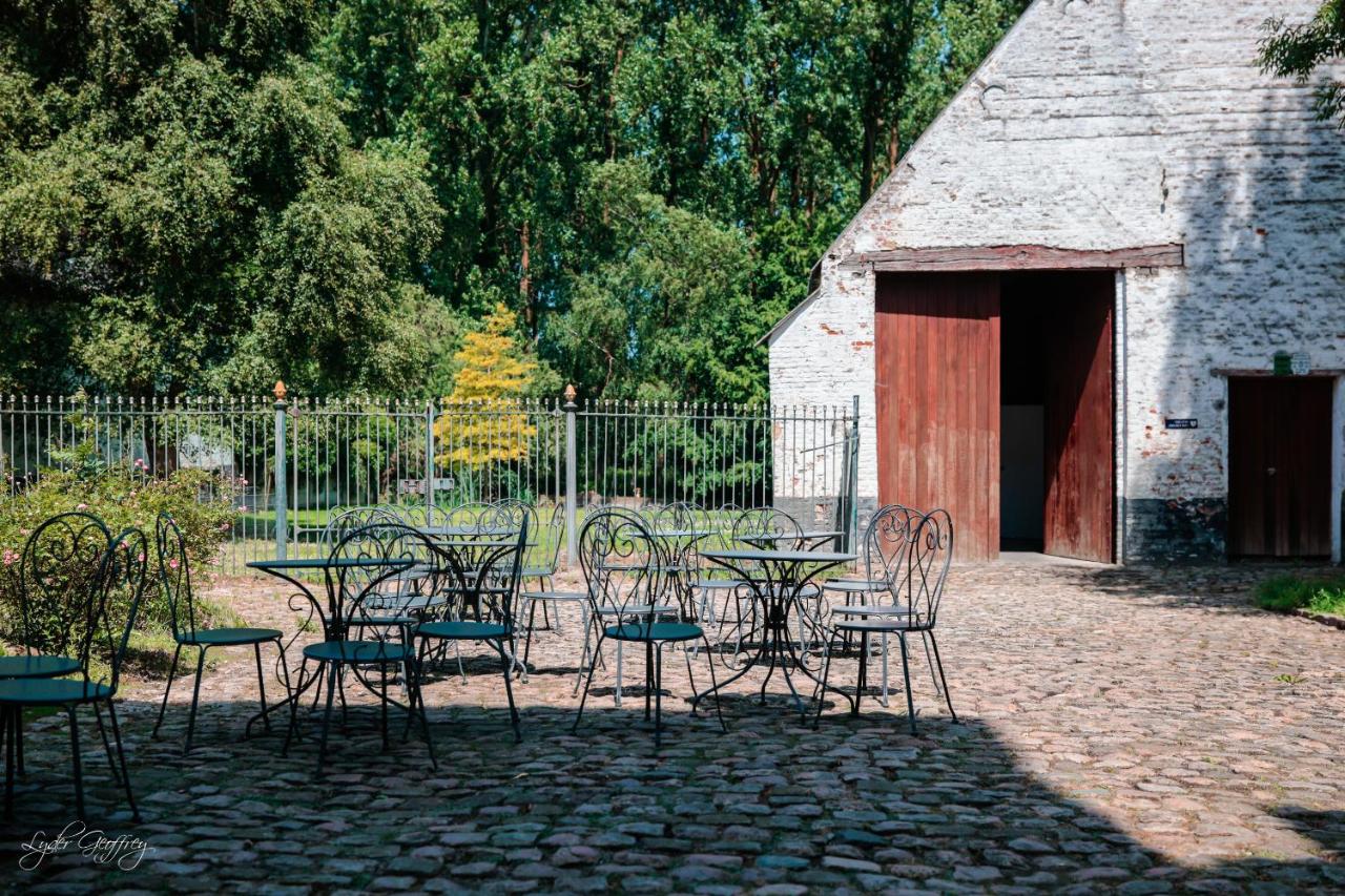 Le domaine du château blanc à 10 minutes de Pairi Daiza - B&B
