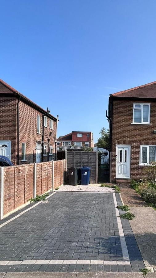 2 Bed Apartment In Wembley, Ealing, London - B&B