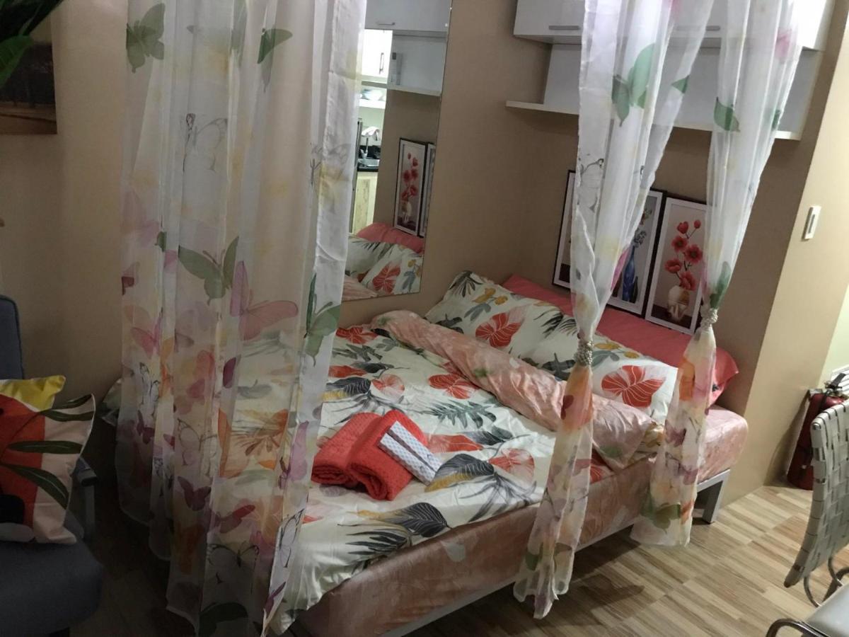 Cosy Studio with balcony 100mbps and Netflix - B&B Manila