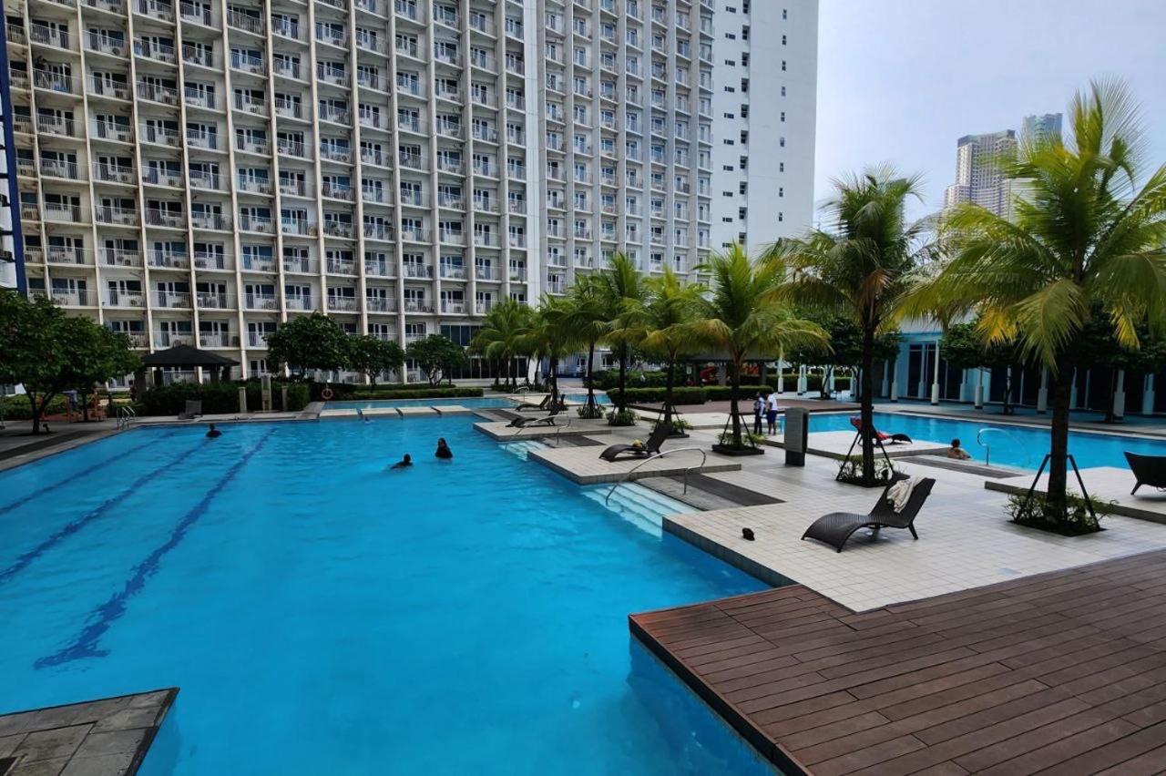 Cosy Studio with balcony 100mbps and Netflix - B&B Manila